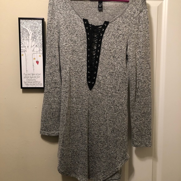 Long sleeved grey and black shirt. - Picture 1 of 4